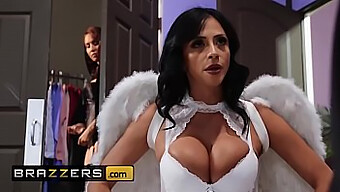 Brujas Milf Con Grandes Culos Y Tetas Usan Juguetes Sexuales En Una Escena Caliente