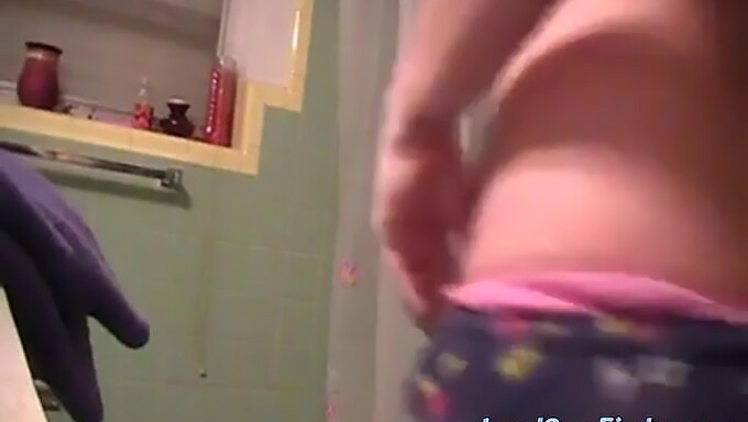 Gravid Babe Med Store Naturlige Bryster Har Det Sjovt På Webcam