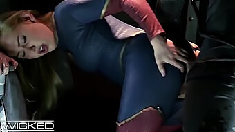 Cosplay Supergirl, Carter Cruise Prevezme Úlohu Braniaca V Horúcom Videu