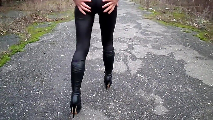 Leggings E Gli Stivali Creano Un Mix Sexy