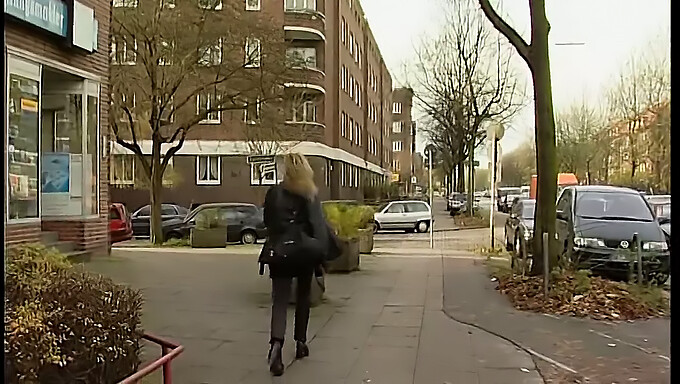 Een Verbeurdverklaring Van Een Duits Tienermeisje Leidt Tot Een Ontmoeting Voor De Camera Met Haar Stiefvader.