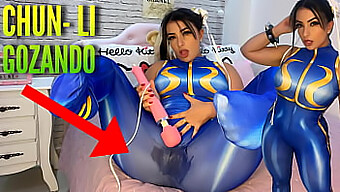 Chun Li, Una Donna Sexy, Usa Un Vibratore Per Raggiungere L'Orgasmo Immergendosi Nei Suoi Vestiti.