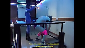 Bdsm Dominatrix, Motel Odasında Kırbaç Ve Mumlar Kullanıyor