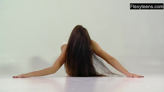 Russische Babes Laten Hun Flexibiliteit Zien In Een Naakte Yogavideo