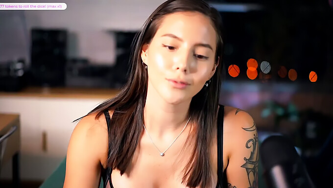 A Beleza Colombiana Tatuada Effy Se Satisfaz Na Câmera