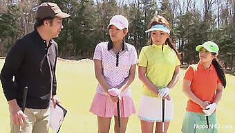 Japonští Teenageři Hrají Nazí Golf A Dostávají Výstřik