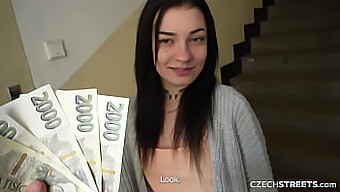 Czechstreets - Splendida Diciottenne E La Sua Coinquilina Kinky