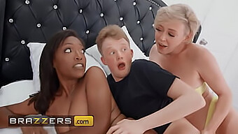 Dee Williams Og Jimmy Michaels I En Hed Interracial Scene Med En Ung Pige.