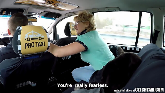 Mulher Tcheca Madura Com Desejo Pelo Pênis Do Taxista.