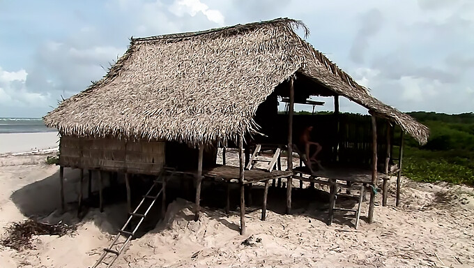 Kaksi Kiimainen Parit Nauttivat Suu- Ja Ulkoseksistä Brasilian Rannalla