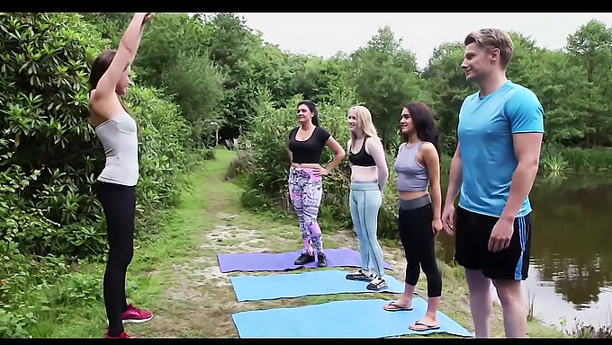 Ingiliz Adam, Açık Havada Yoga Seansı Sırasında Sertleşiyor