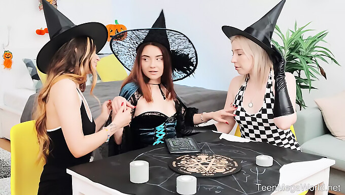 Nádherná Tmavovláska Olizuje A Masturbuje V Halloweenském Lesbickém Videu