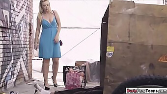 Une Femme Blonde Pratique Le Sexe Oral Sur Un Pénis D'Homme Inconnu En Plein Air.