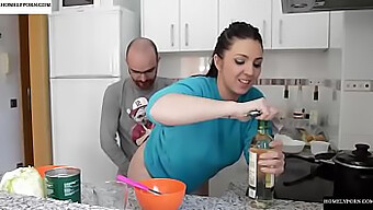 Pareja Cachonda Tiene Sexo Caliente En La Cocina